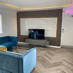 Walter Road Holiday Home Swansea - 4 Bedrooms